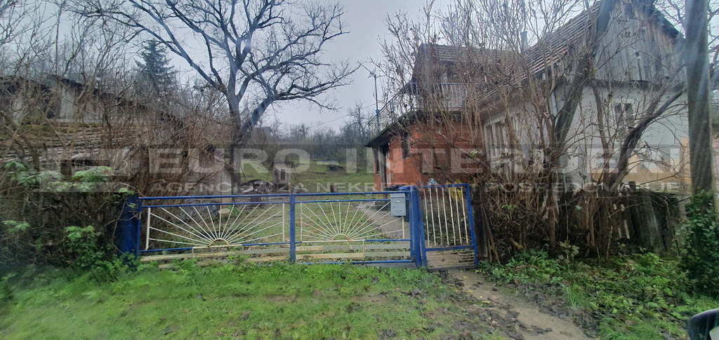 Građevinsko zemljište s kućom - pogodno za investiciju 1.336 m2