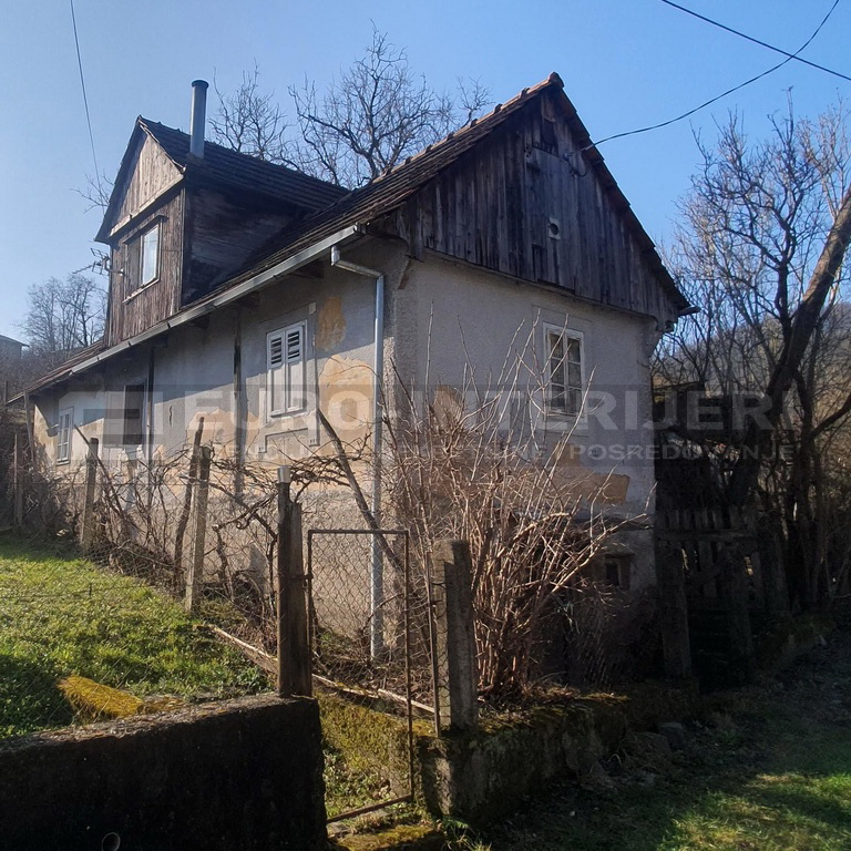 Građevinsko zemljište s kućom - pogodno za investiciju 1.336 m2