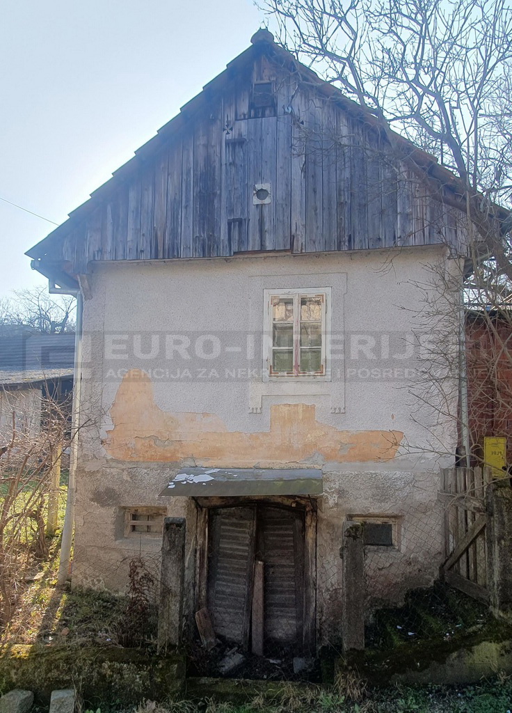 Građevinsko zemljište s kućom - pogodno za investiciju 1.336 m2