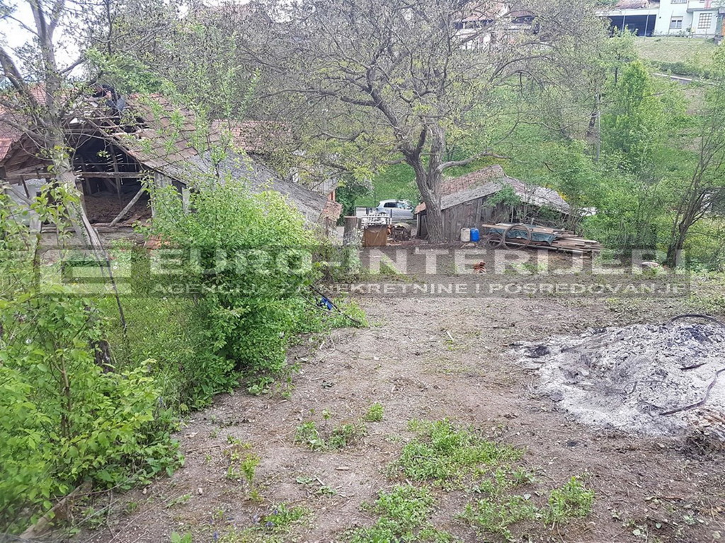 Građevinsko zemljište s kućom - pogodno za investiciju 1.336 m2