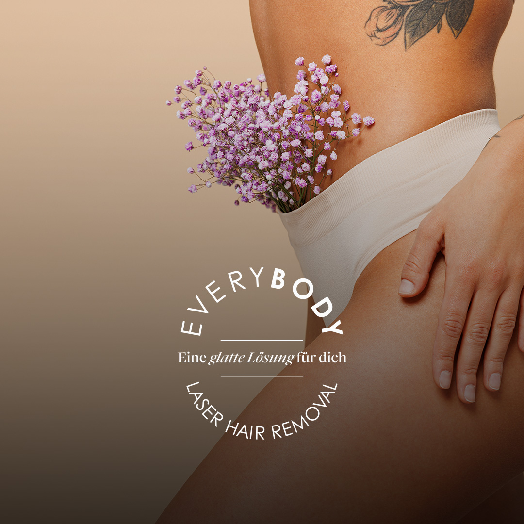 Frau mit Blumen in der Unterhose deuten auf eine Laserhaarentfernung hin