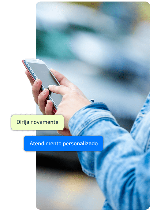 pessoa mexendo no celular