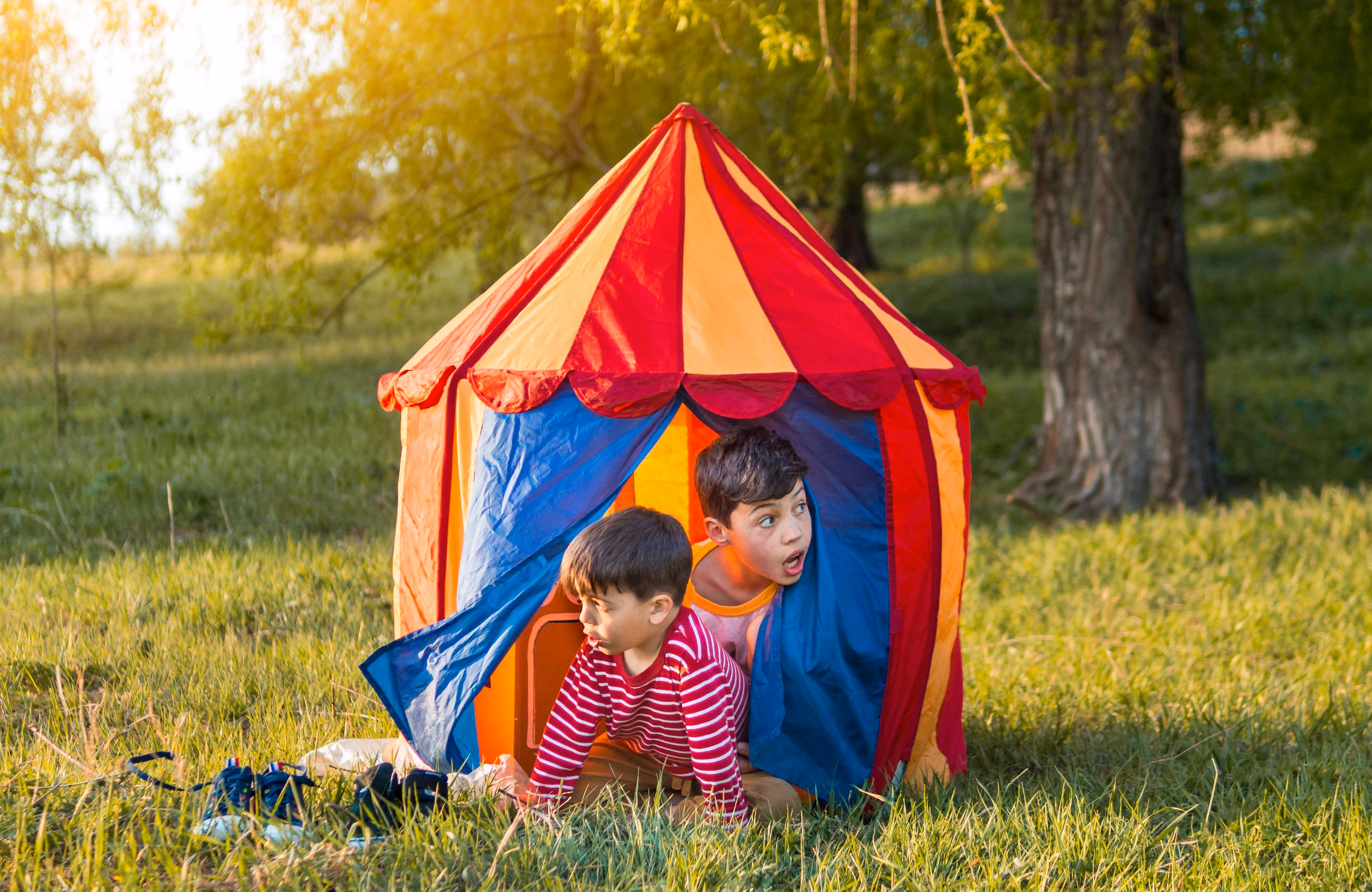 kids-tent-outdoors