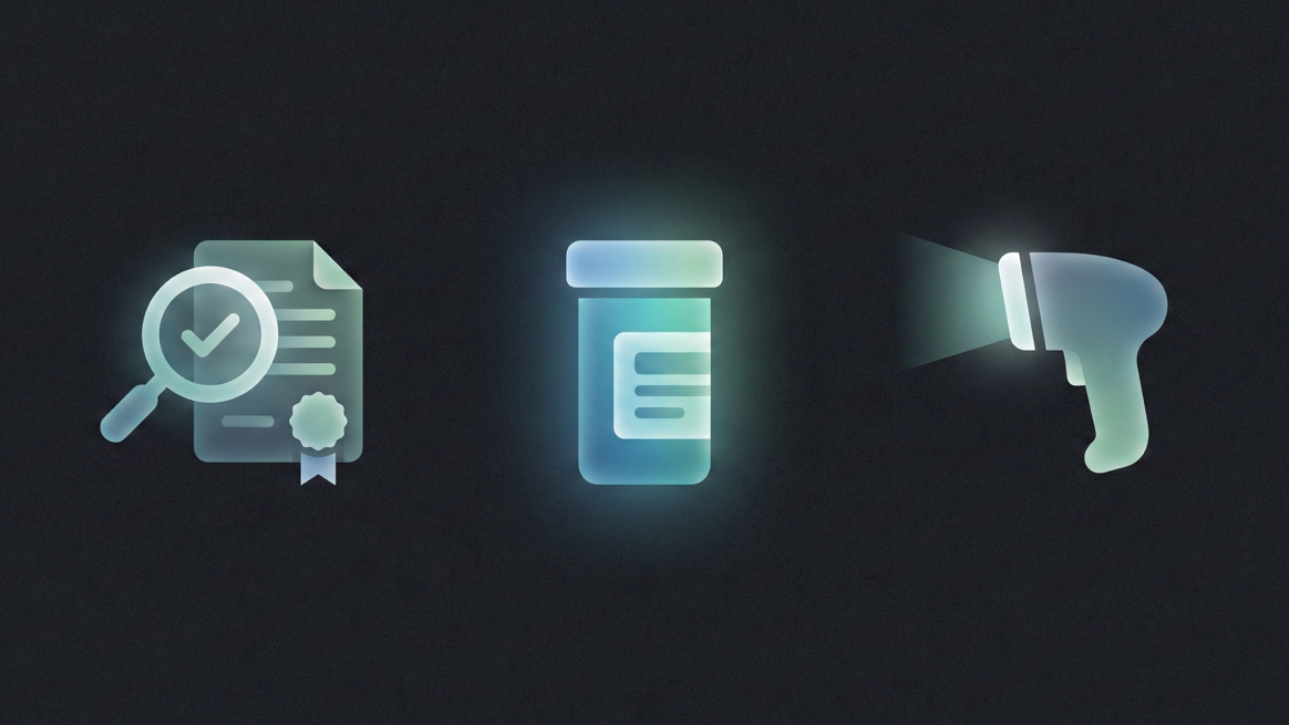 Leuchtende Symbole eines Dokuments mit einer Lupe und einem Häkchen, einer verschreibungspflichtigen Pillenflasche und einem Barcodescanner auf dunklem Hintergrund.