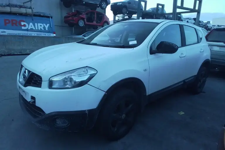 An old Nissan SUV that car owners may want to sell privately or through a dealer when considering the best way to sell a car.