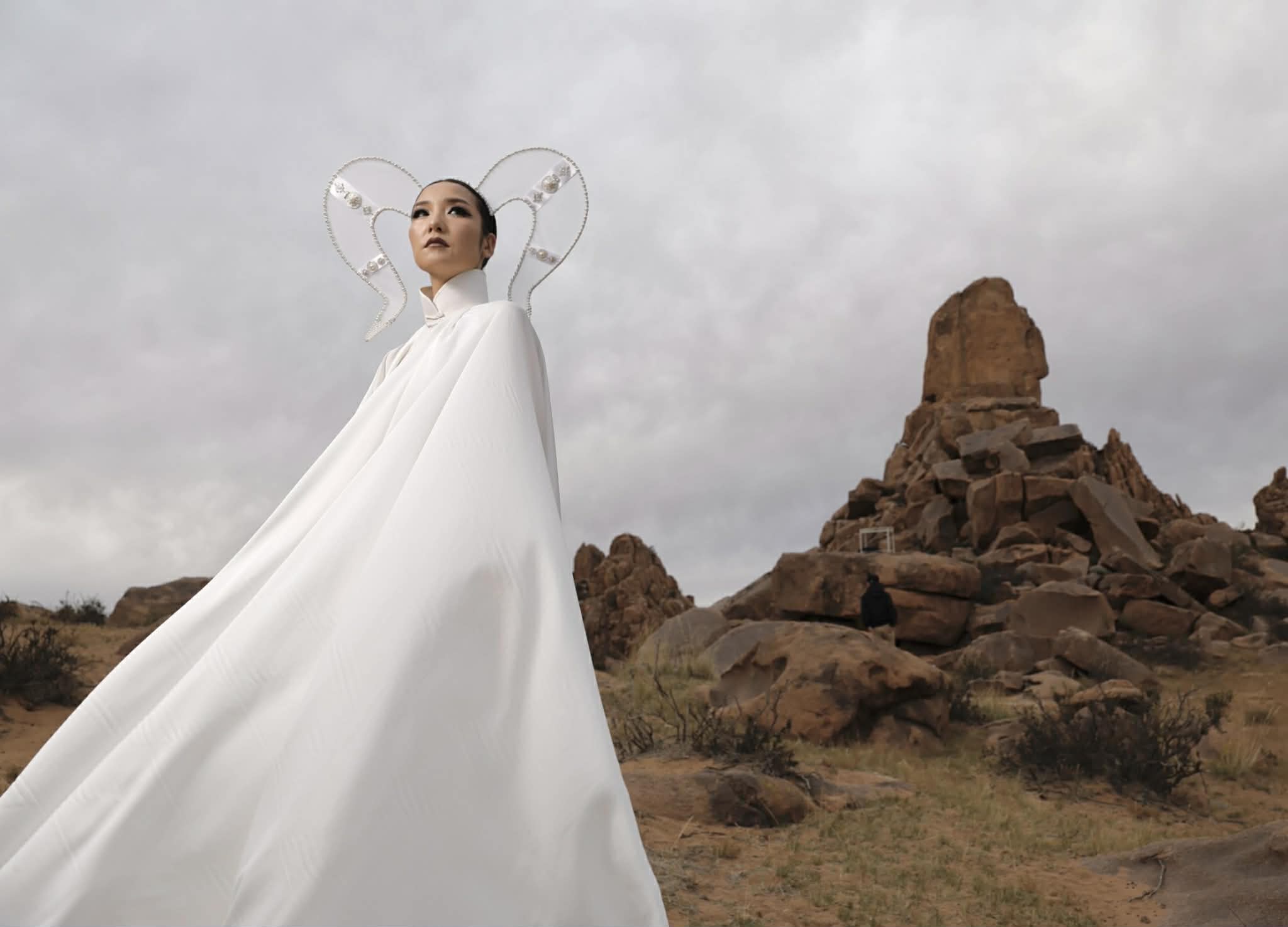 Layla: Монгол хэв маяг, уртын дуугаа орчин үеийн хэмнэлтэй хольж “Салхи” дуундаа шингээсэн