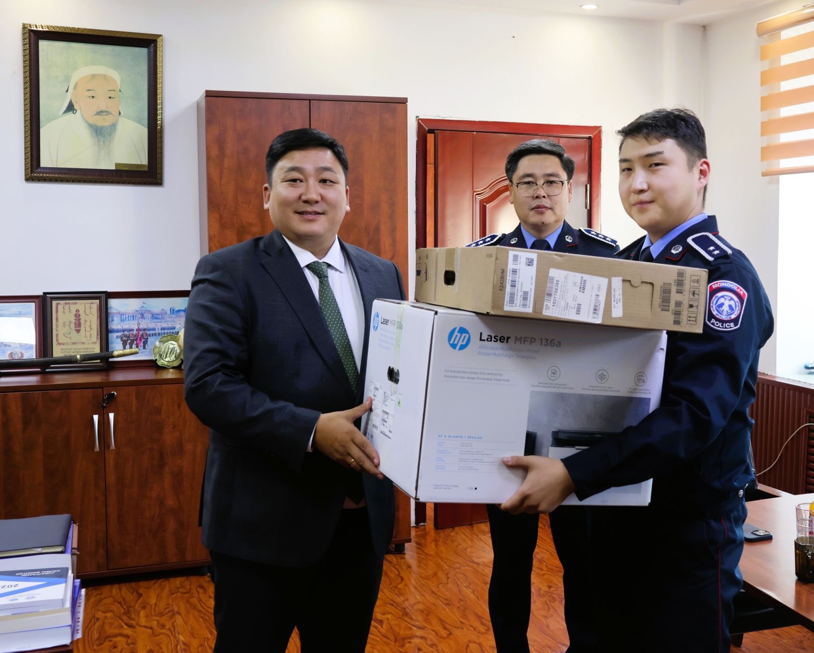 Хан-Уул дүүргийн ИТХ-аас цагдаагийн алба хаагчдад нэн шаардлагатай тоног төхөөрөмж гардууллаа