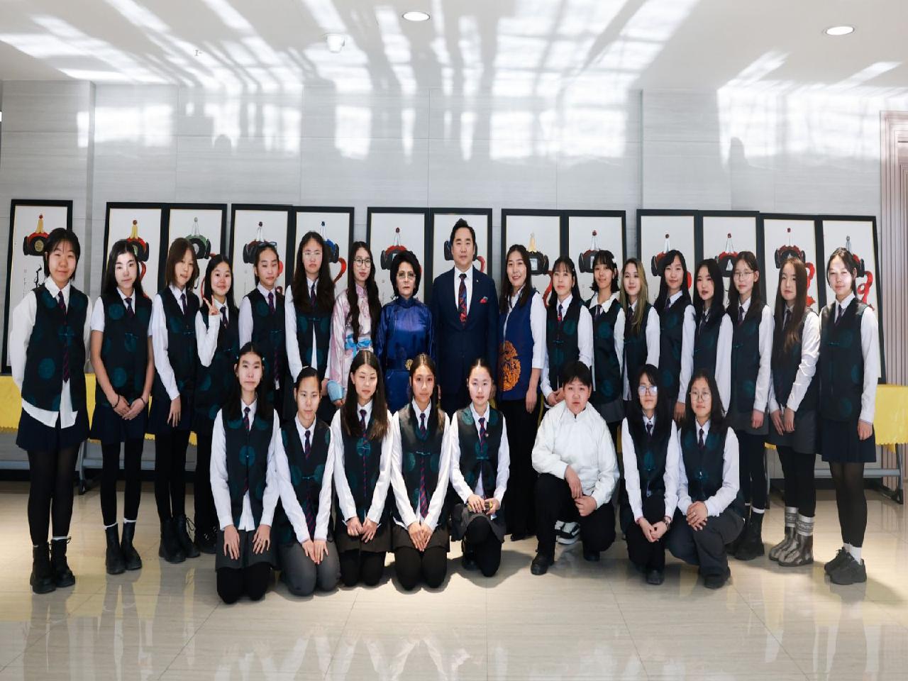 34 дүгээр сургуулийнхан НИТХ-ын танхимд үзэсгэлэнгээ дэлгэв