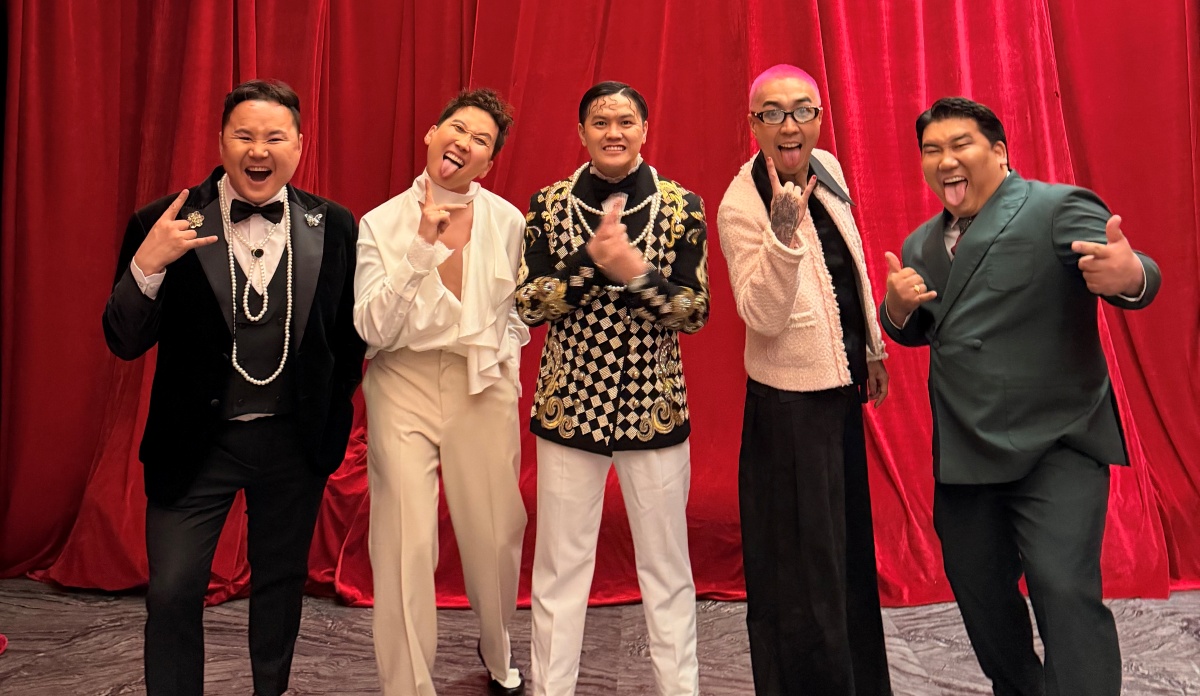 Тэд өөрсдийгөө цоо шинээр танилцуулж байна