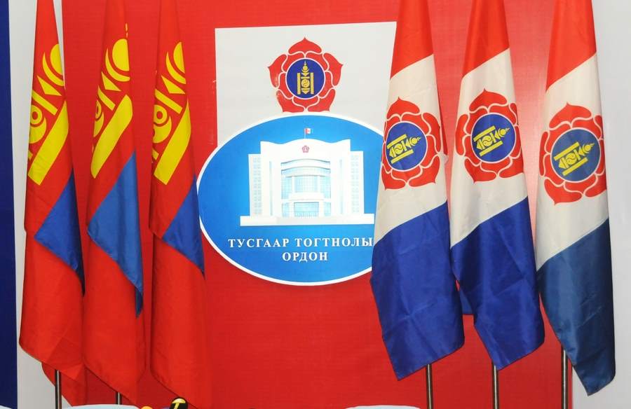 Ардын намын өнгөн дээр ардчилсан парламент гутдаг