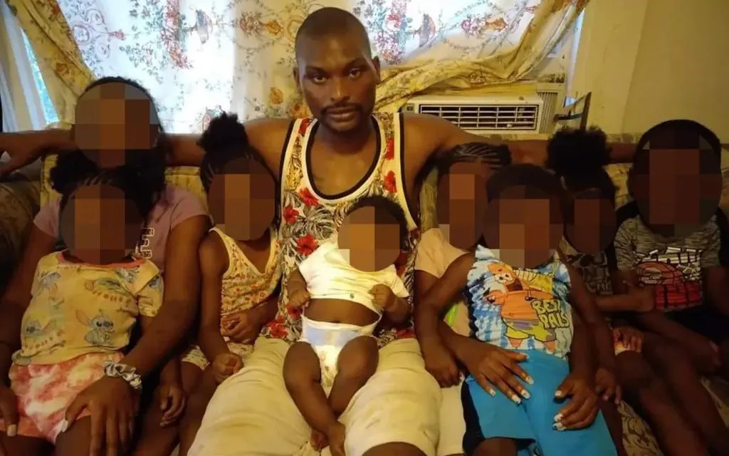 Долоон хүүхдээ буудаж хөнөөжээ