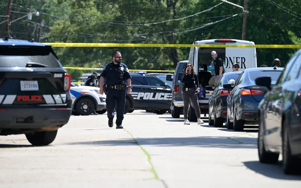 Долоон хүүхдээ буудаж хөнөөжээ