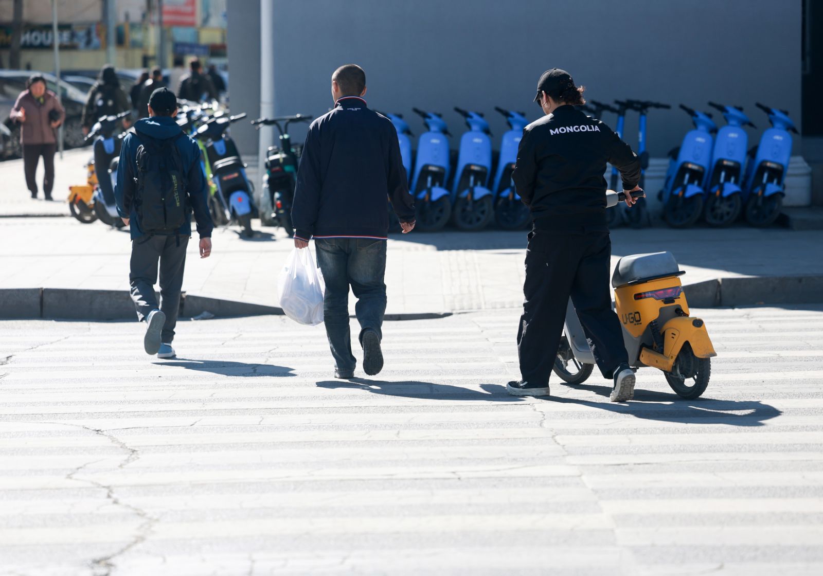 Скүүтер, мопедтой иргэд ихэвчлэн чихэвчтэй, сундалж явж байгаа нь эрсдэлтэй