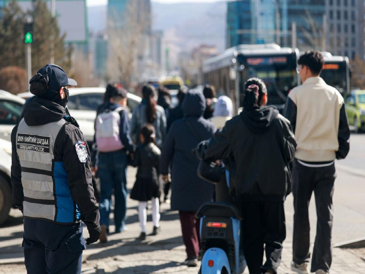 Скүүтер, мопедтой иргэд ихэвчлэн чихэвчтэй, сундалж явж байгаа нь эрсдэлтэй