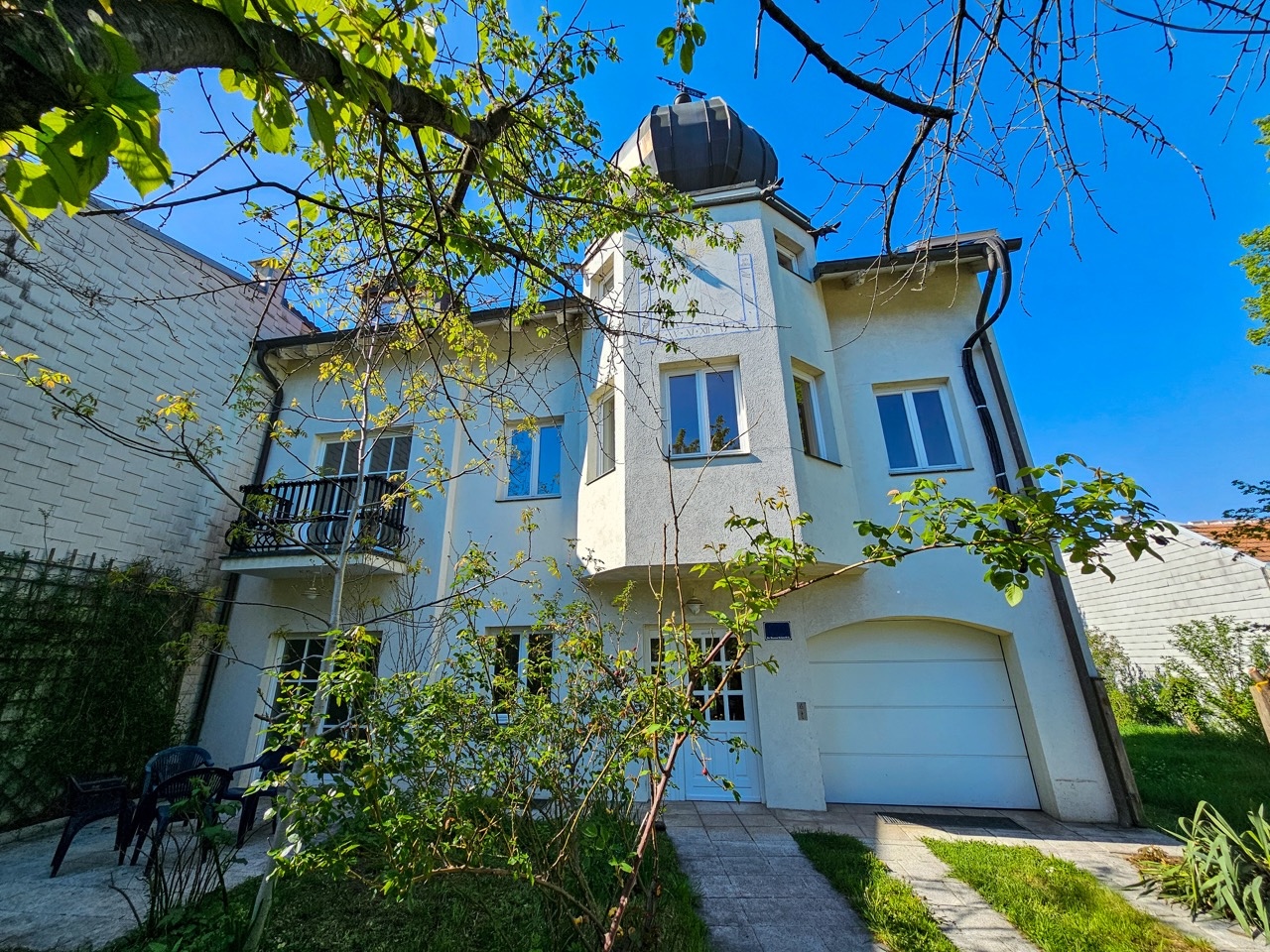 Zeitlose Stadtvilla mit Zwiebelturm und Gartenparadies im Herzen von Mödling