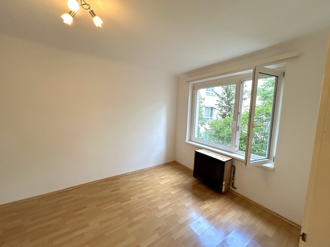 Ruhige 1-Zimmer-Wohnung mit Grünblick & Lift direkt beim Amalienbad