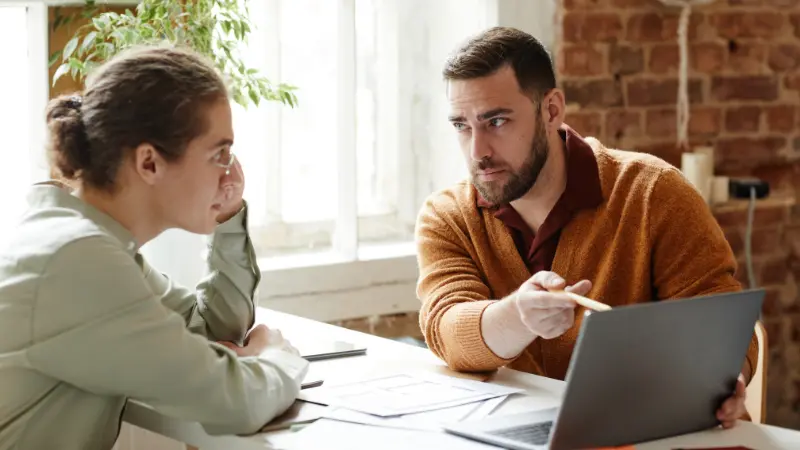 un assistant social regarde un ordinateur
