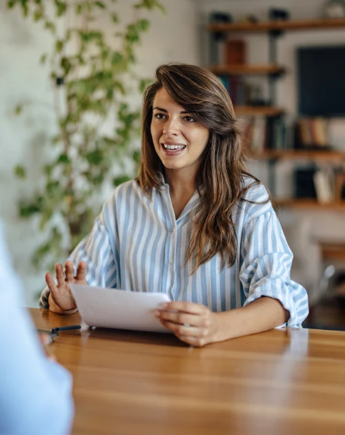 une assistante sociale discute en entreprise