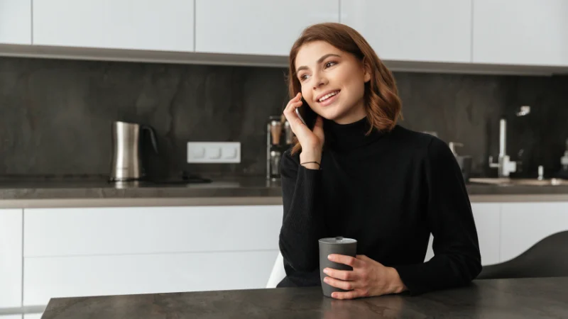 assistante sociale au téléphone