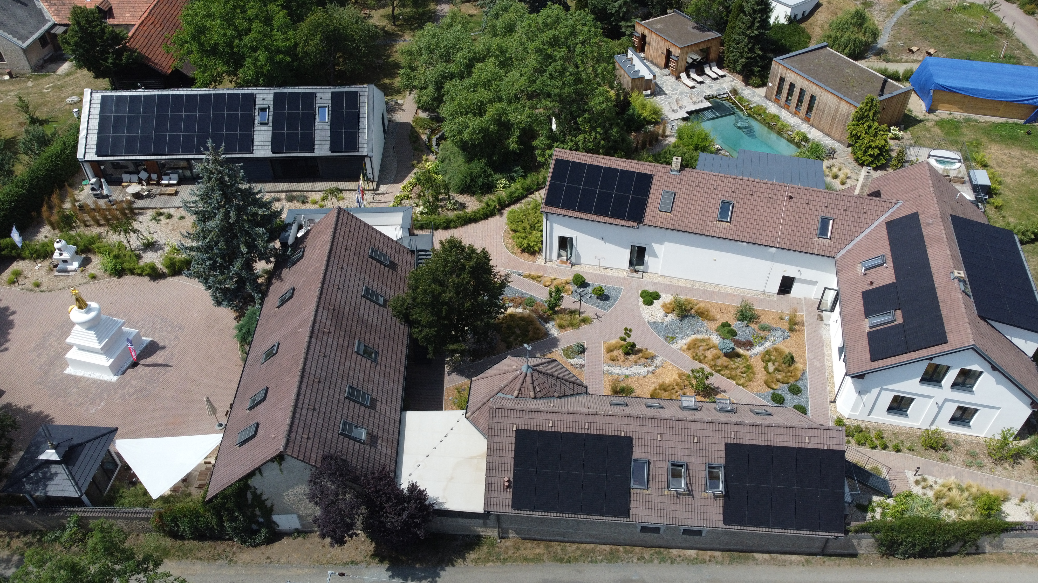 Fotovoltaické panely na střeše rodinného domu v Mokrovratech — letecký snímek