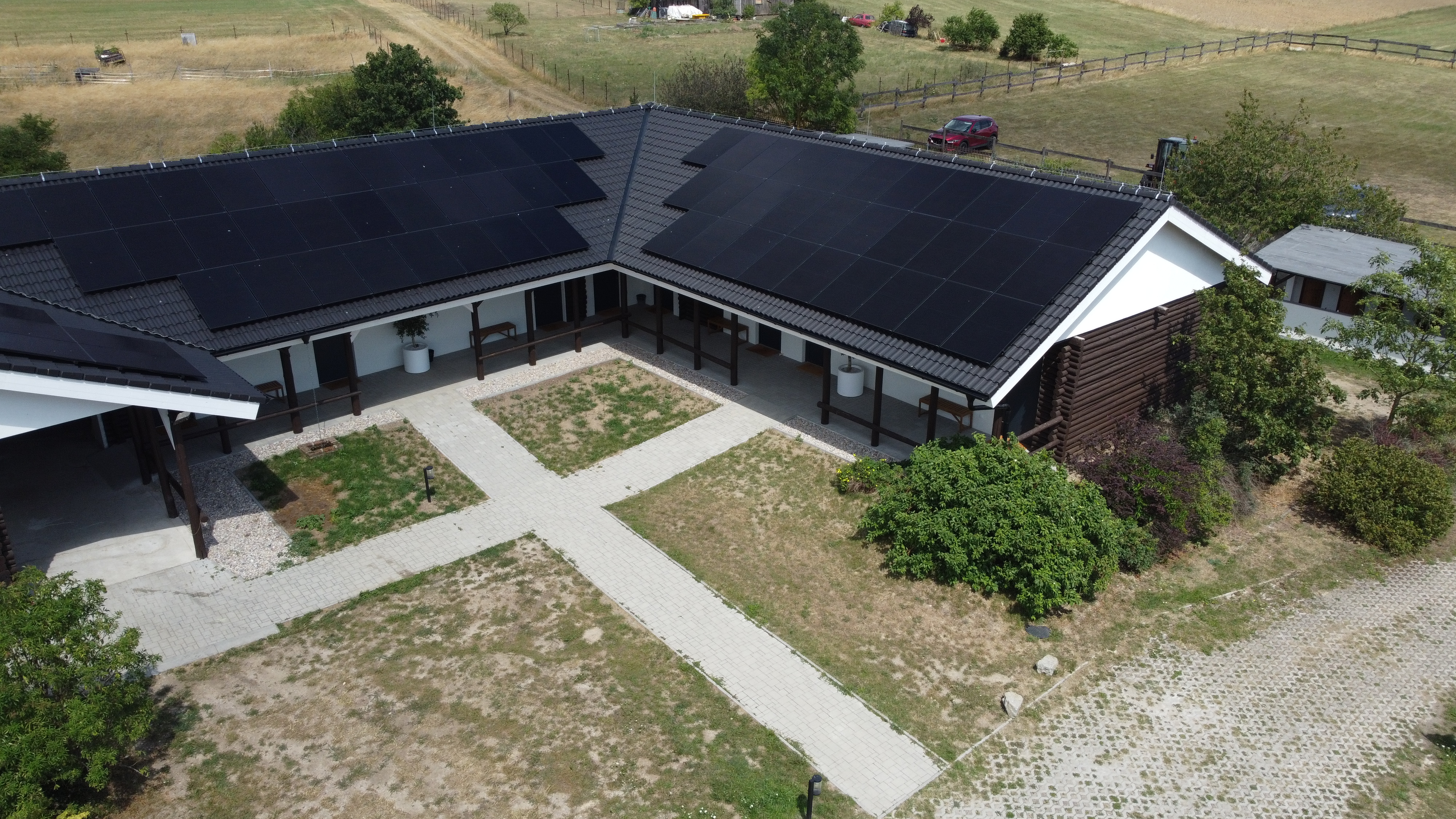 Detail fotovoltaických panelů na střeše domu v Mokrovratech
