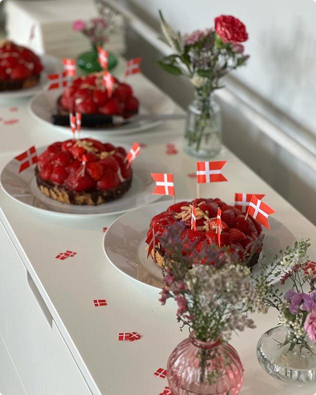 Alle på kontoret skal forkæles og fejret når Mustache har fødslesdag.