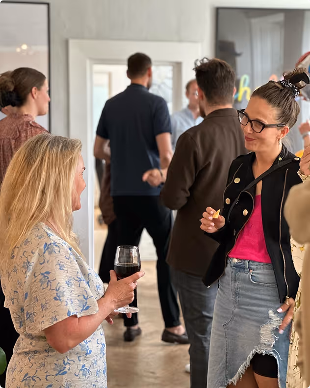 Stemningen er høj med kunder og samarbejdspartnere