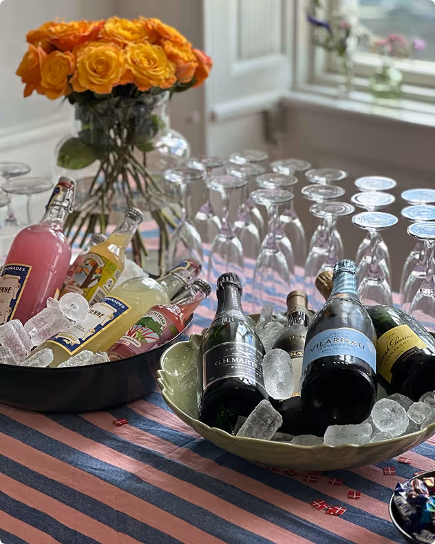 Mustache hygger med kunder og samarbejdspartnere