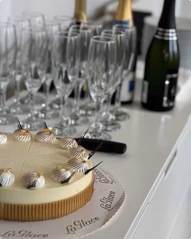 Fejring af en større release med bobler og kage