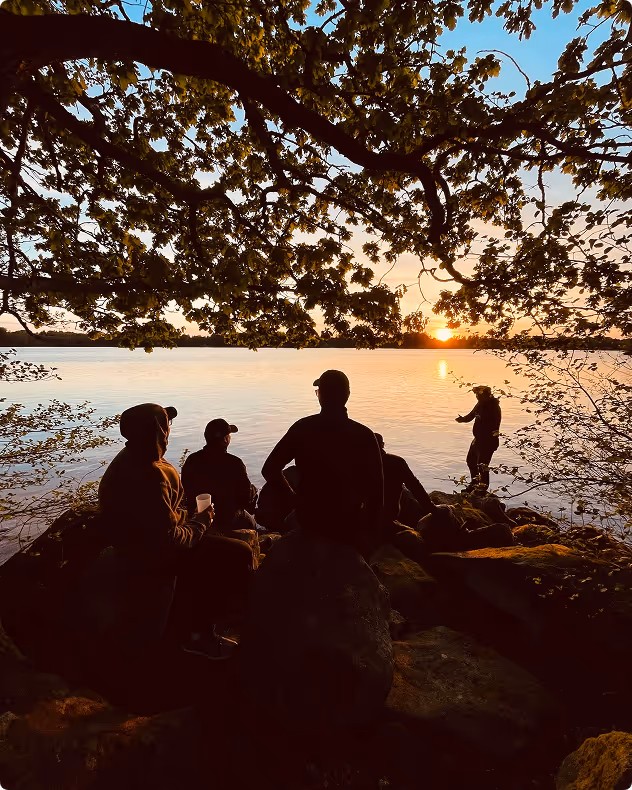 Kanotur til Sverige med hele teamet ved solnedgang