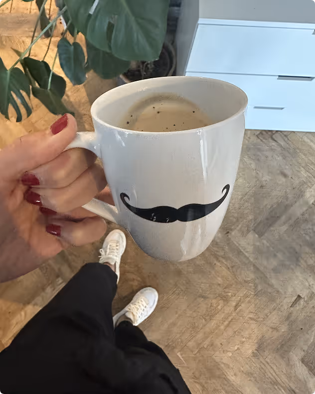 En dejlig varm kop kaffe skaber hygge