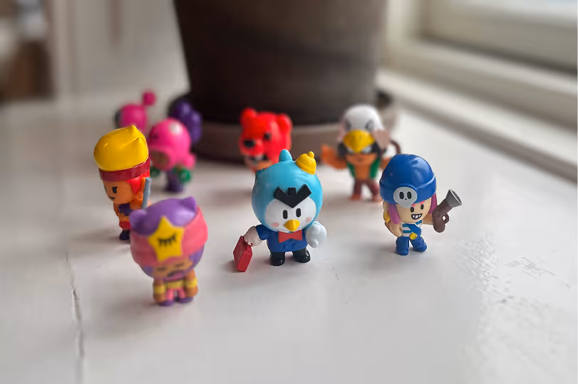Små Brawl Stars-figurer skaber hjemlig stemning for en medarbejder