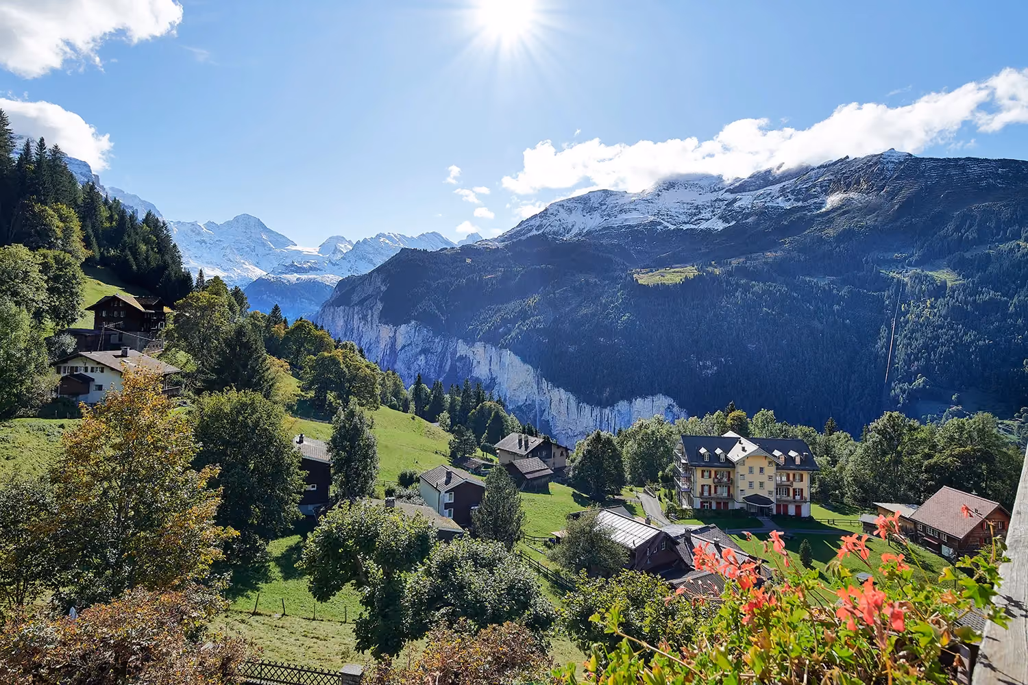 Aussicht vom Balkon des Superior Doppelzimmer mit Bergblick vom Hotel Alpenrose Wengen. Diese Zimmer bieten einen wunderschönen Blick auf die Berge der Jungfrau Region