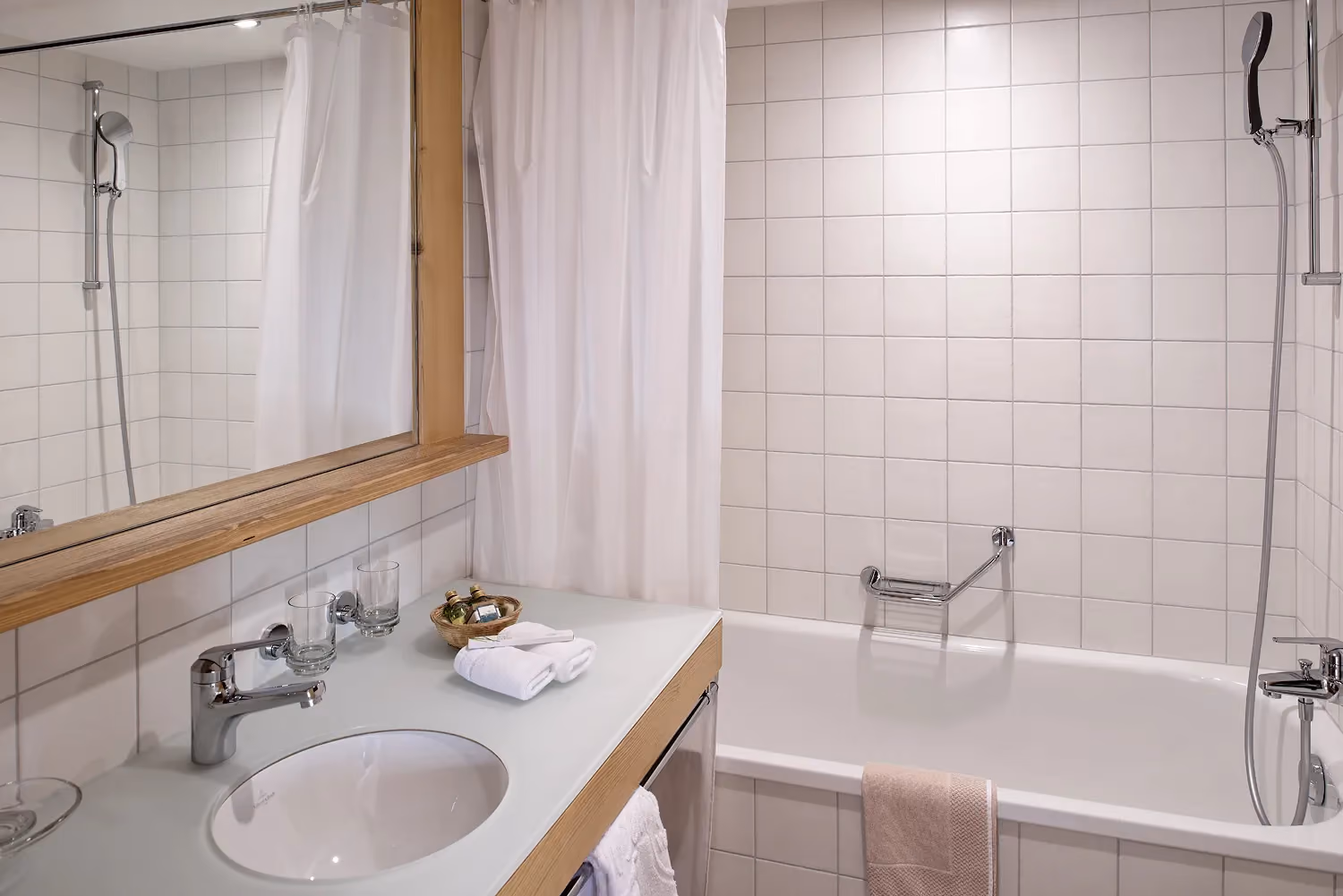 Badezimmer des Superior Doppelzimmer mit Bergblick vom Hotel Alpenrose Wengen. Diese Zimmer bieten einen wunderschönen Blick auf die Berge der Jungfrau Region.