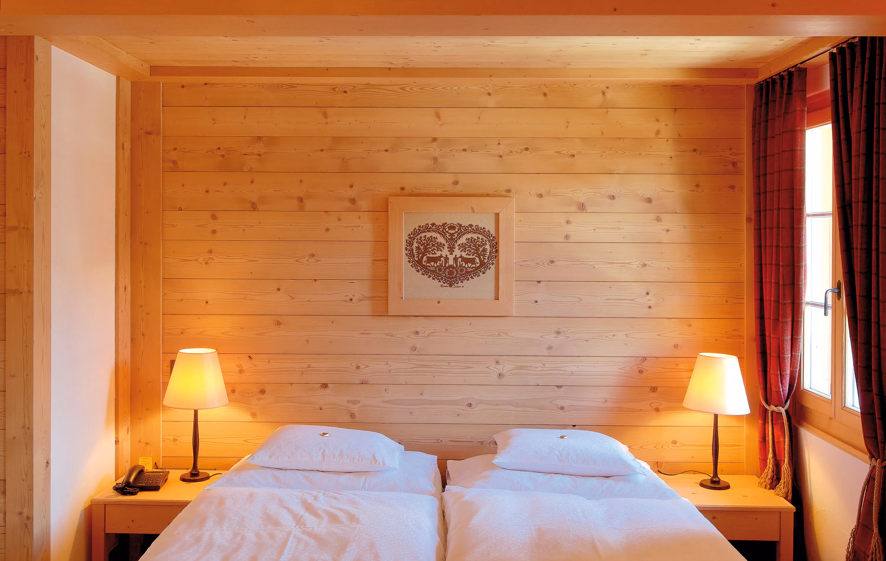 Das Superior Doppelzimmer mit Bergblick vom Hotel Alpenrose Wengen. Diese Zimmer bieten einen wunderschönen Blick auf die Berge der Jungfrau Region.