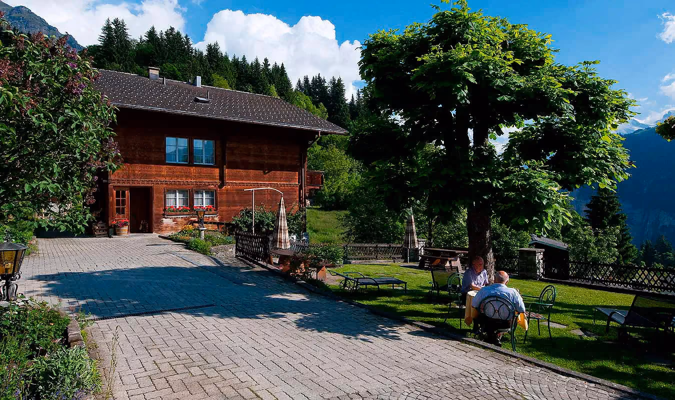 Das Chalet Rossen, welches zum Hotel Alpenrose Wengen gehört. Es bietet zwei schöne Doppelzimmer mit Blick auf die Berge der Jungfrau Region an.