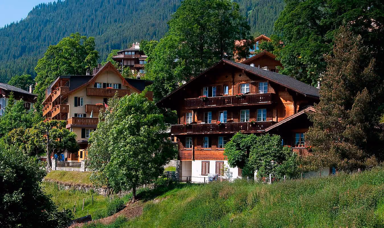 Das Chalet Rossen, welches zum Hotel Alpenrose Wengen gehört. Es bietet zwei schöne Doppelzimmer mit Blick auf die Berge der Jungfrau Region an.