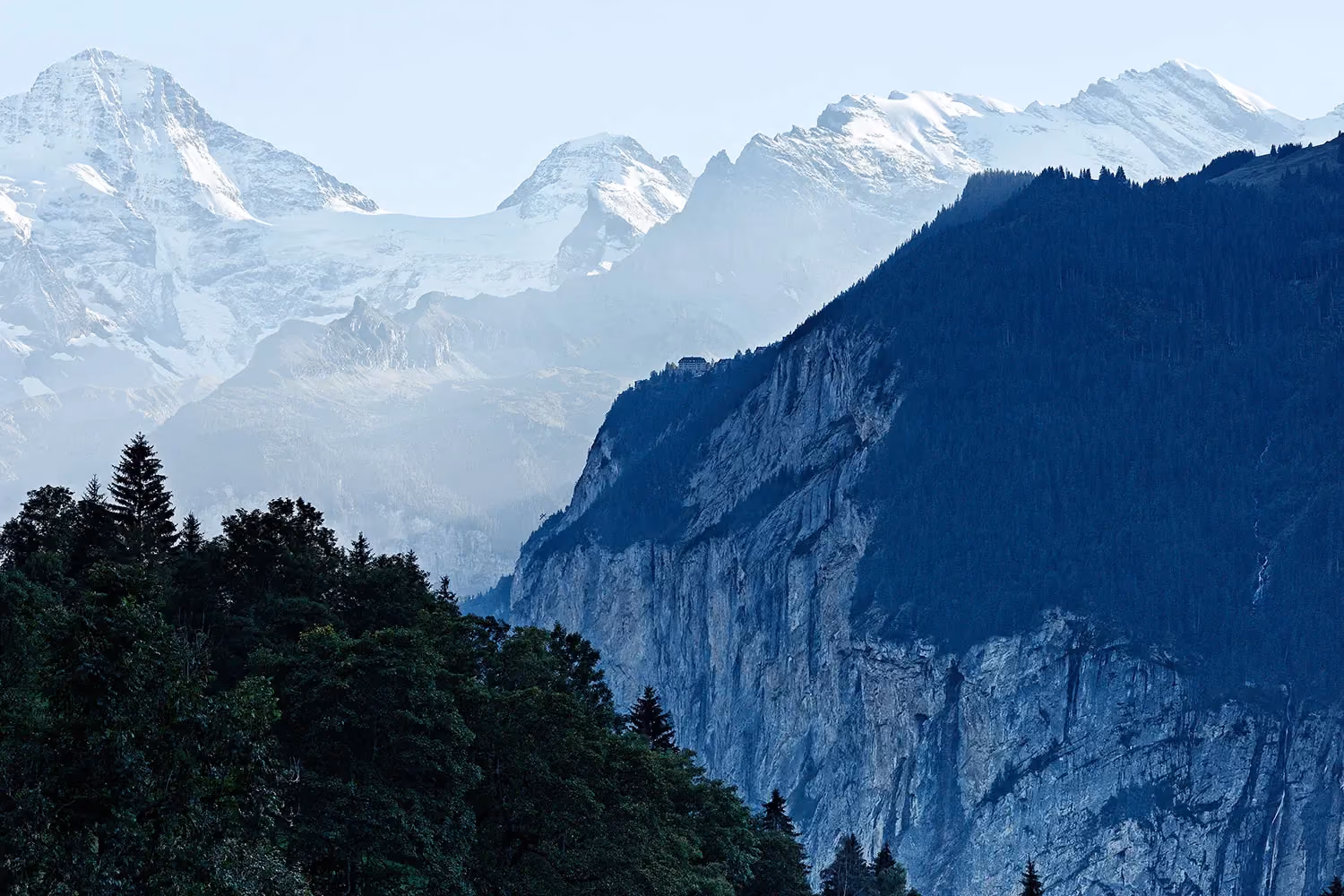 Atemberaubende Aussicht nach Mürren und die umliegende Berge vom Hotel Alpenrose Wengen, Jungfrau Region, Schweiz