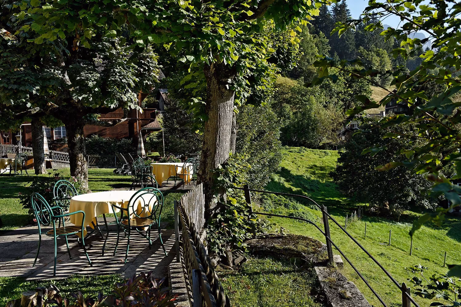 Hotelgarten mit Sitzgelegenheiten im Sommer vom Hotel Alpenrose Wengen, Jungfrau Region, Schweiz