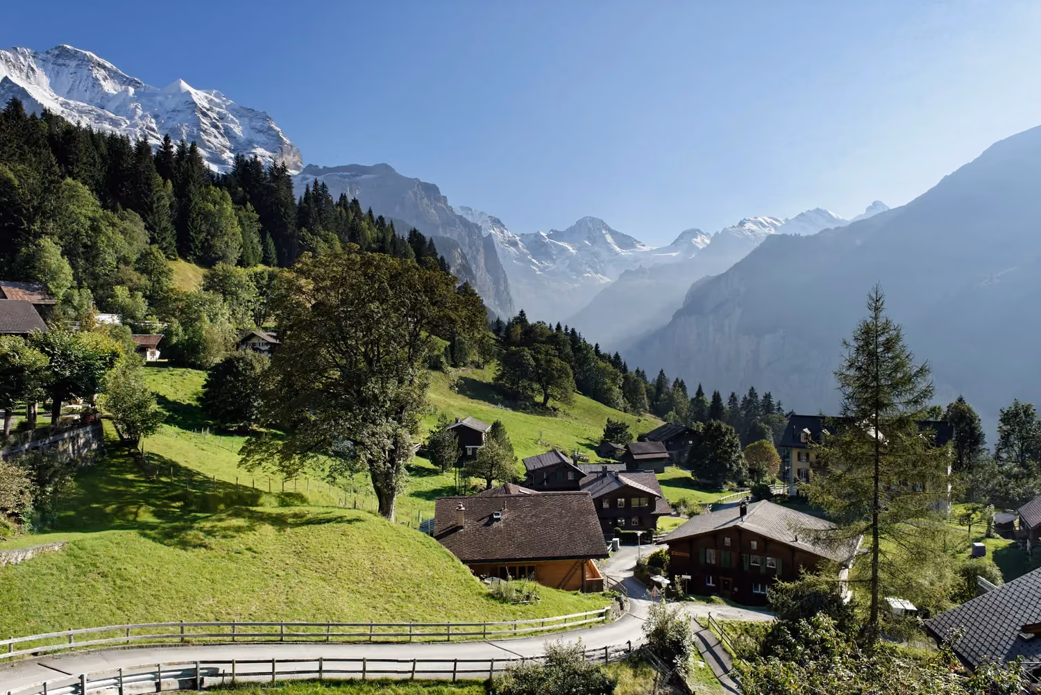 Blick in das Lauterbrunnental und die umliegende Berge vom Hotel Alpenrose Wengen, Jungfrau Region, Schweiz