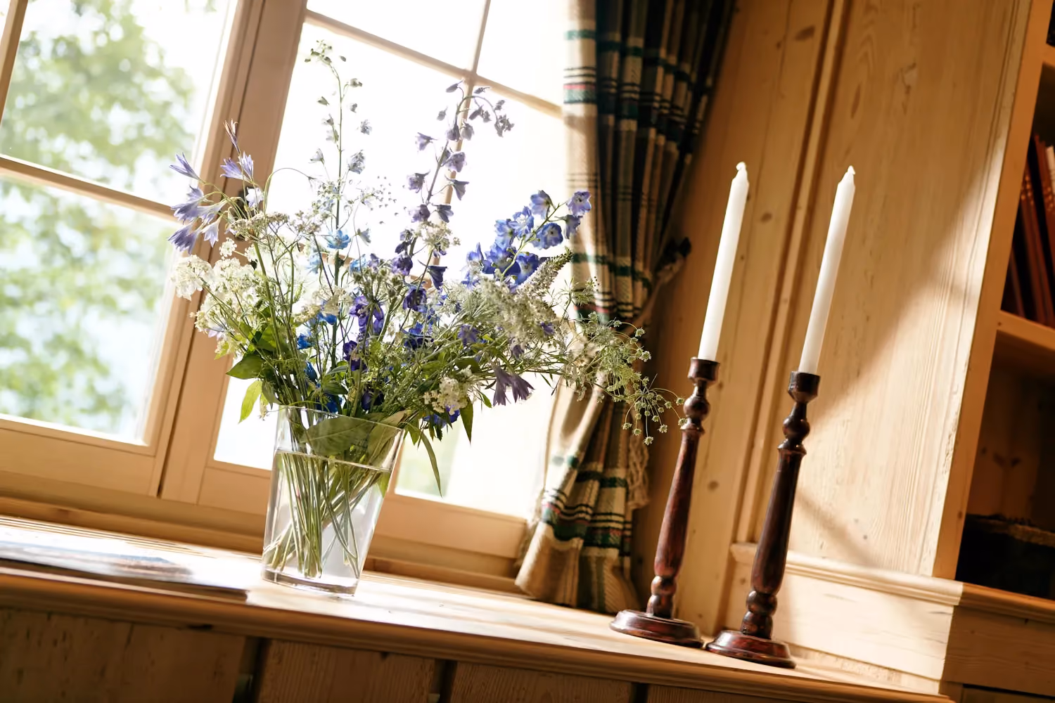 Fensterbank mit Blumenarrangement in der Lobby im Hotel Alpenrose Wengen, Jungfrau Region, Schweiz