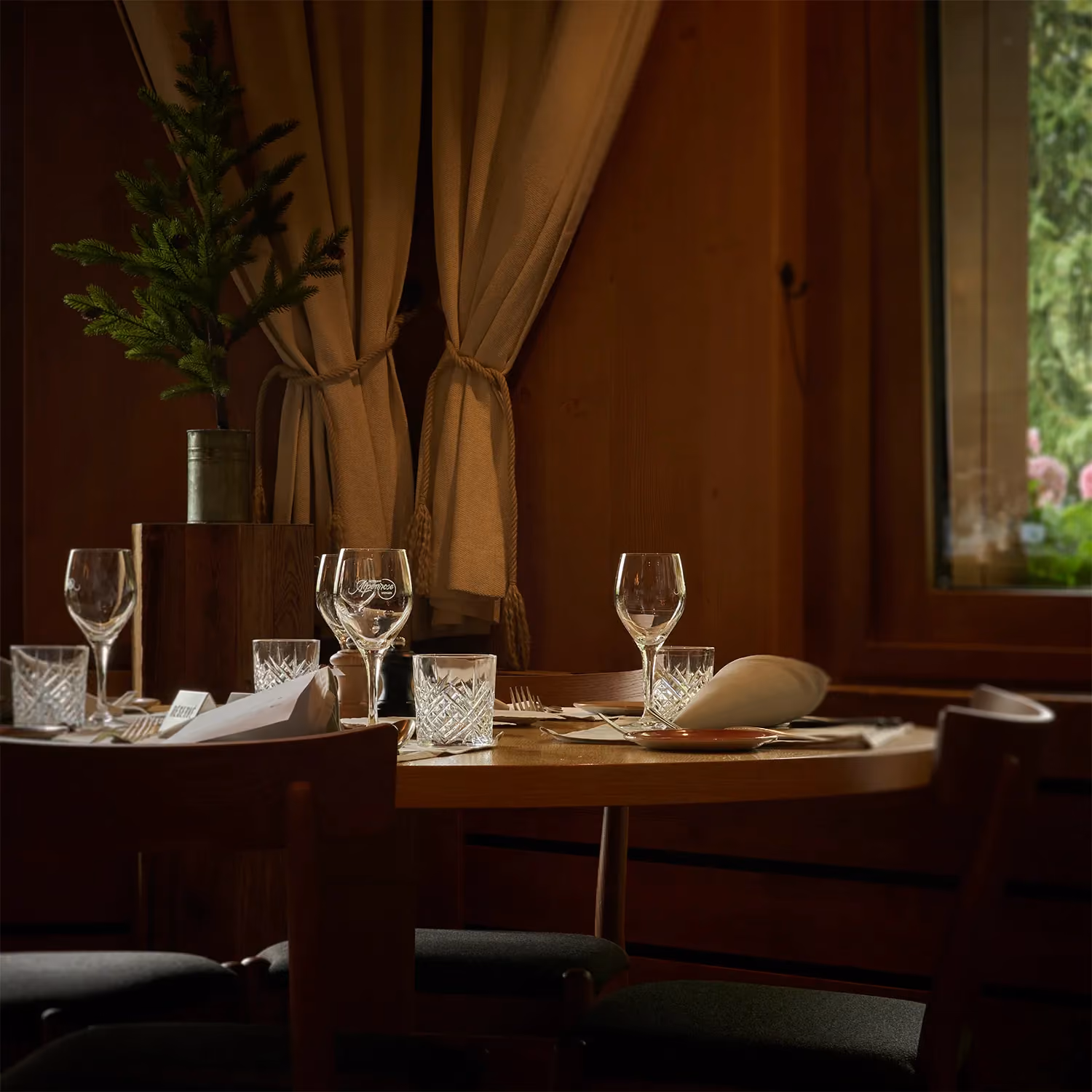 Tisch im Speisesaal Hotel Alpenrose Wengen, Jungfrau Ski Region, Schweiz