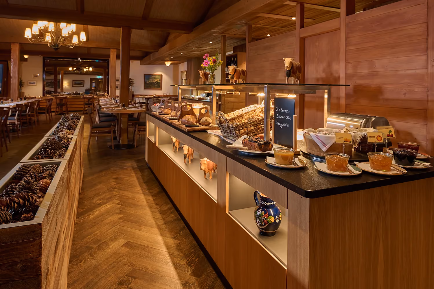Feines Frühstücksbuffet mit lokalen Spezialtäten im Speisesaal des Hotel Alpenrose Wengen, Jungfrau Region, Schweiz
