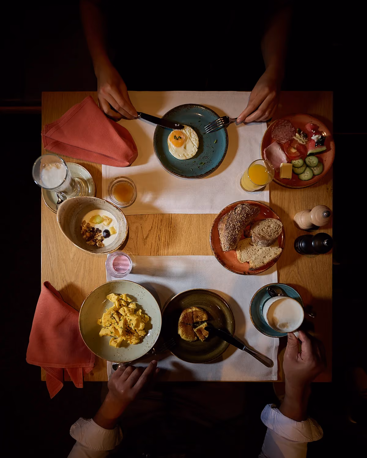 Frühstücksgedeck im Speisesaal des Hotel Alpenrose Wengen, Jungfrau Region, Schweiz