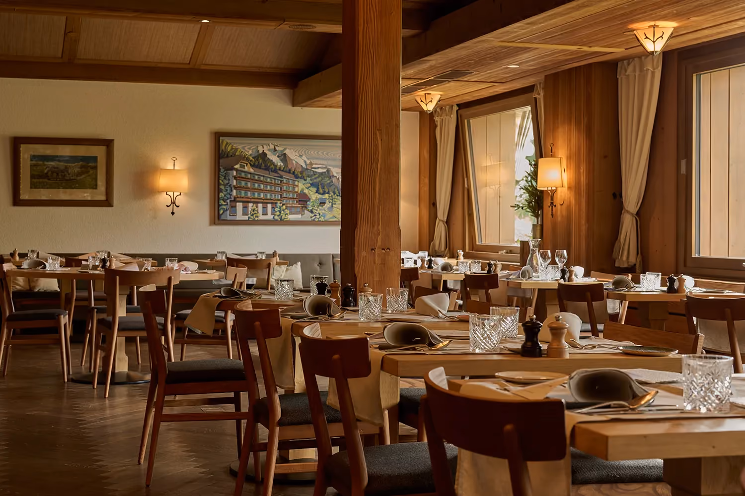 Abendessen im Speisesaal des Hotel Alpenrose Wengen in Abend Stimmung
