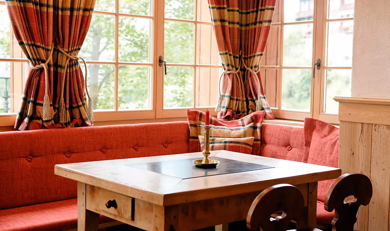 Gemütliche Sitzecke in der Lobby des Hotel Alpenrose Wengen mit Sonnenstrahlen, Jungfrau Region, Schweiz