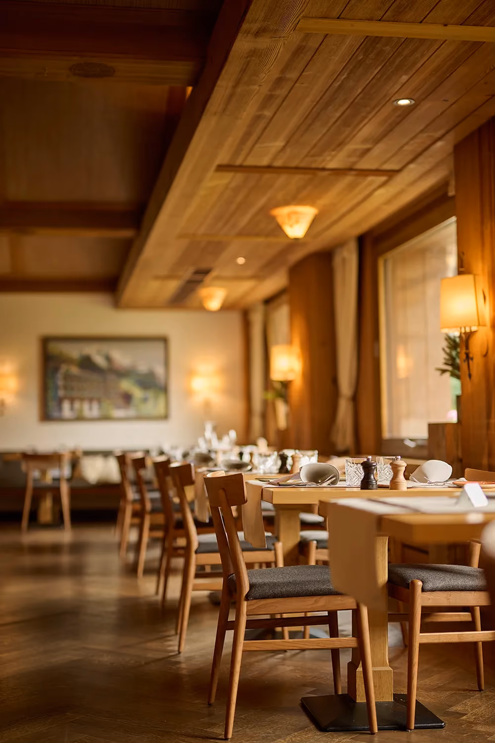 Kulinarische Genüsse im Speisesaal des Hotel Alpenrose Wengen, Jungfrau Region, Schweiz