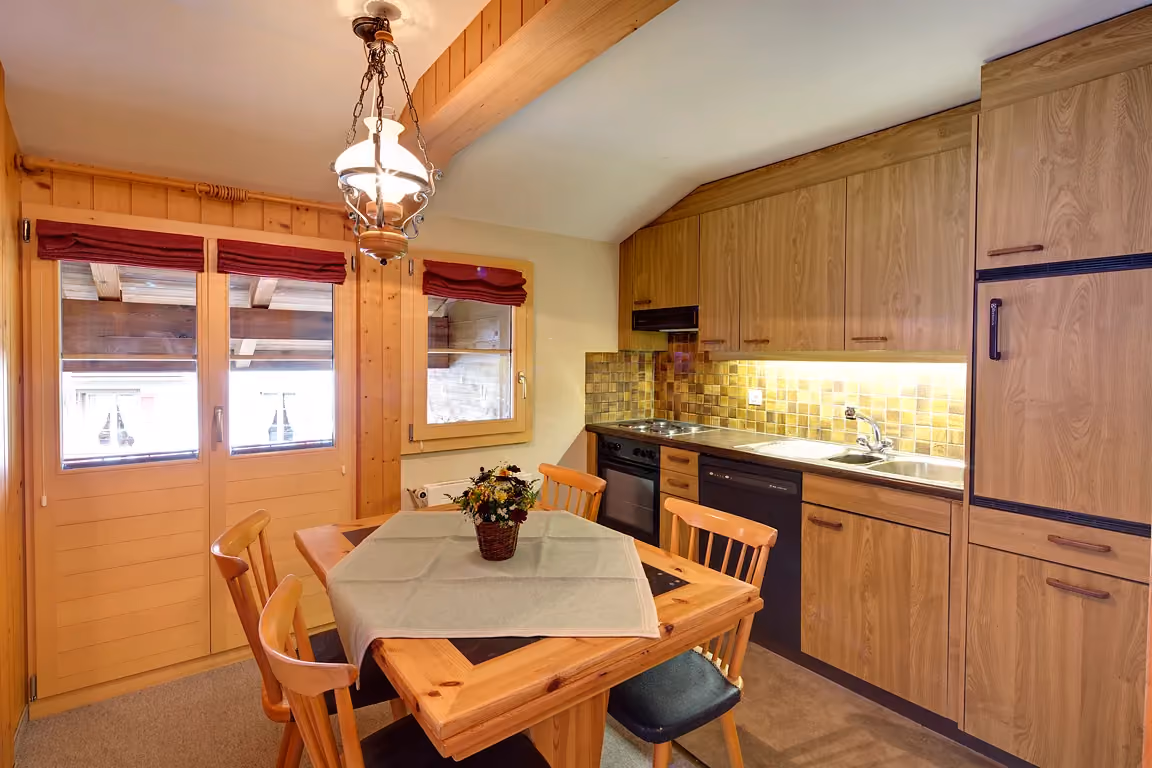 Die Küche der Ferienwohnung 603 im Chalet Erika, welches zum Hotel Alpenrose Wengen gehört. Die Ferienwohung bietet den schönsten Blick auf die Berge der Jungfrau Region.