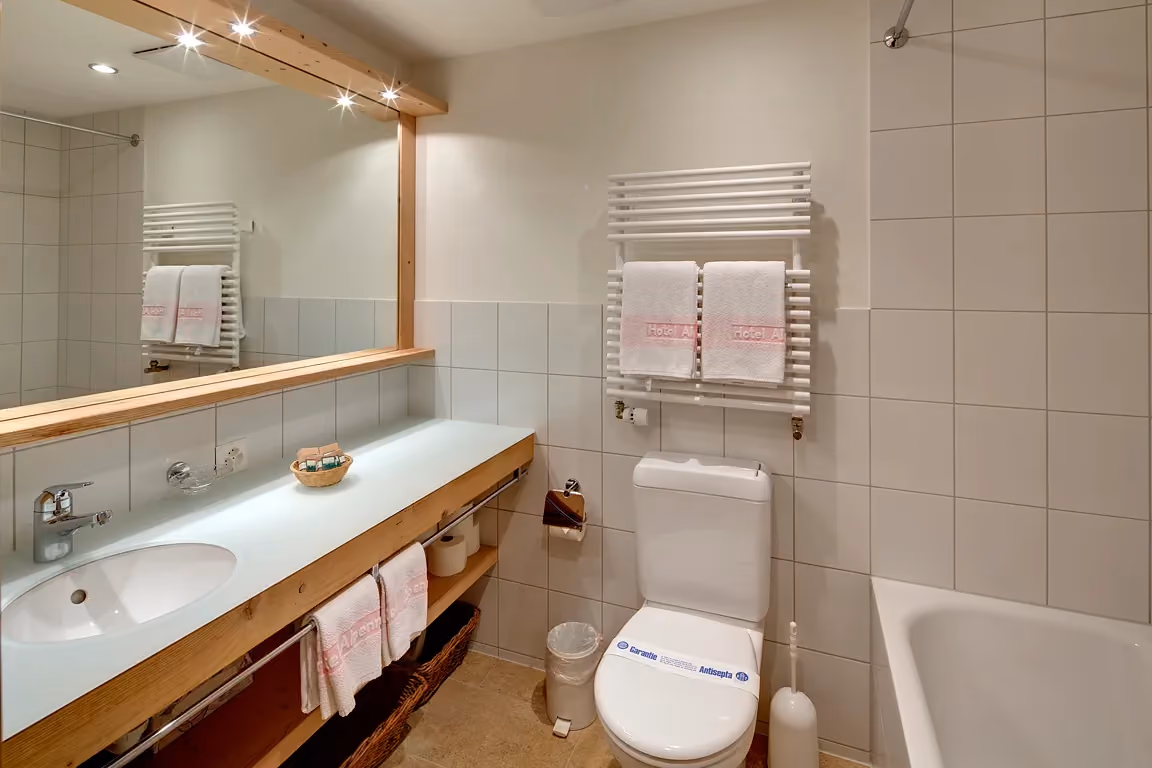 Das Badezimmer mit WC der Ferienwohnung 603 im Chalet Erika, welches zum Hotel Alpenrose Wengen gehört. Die Ferienwohnung bietet den schönsten Blick auf die Berge in der Jungfrau Region.