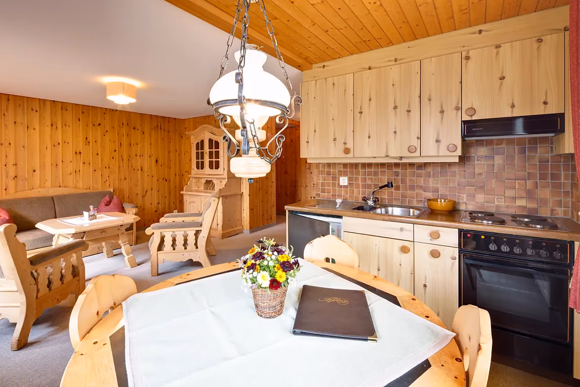 Die Küche der Ferienwohnung 602 im Chalet Erika Wengen, welches zum Hotel Alpenrose Wengen gehört. Die Ferienwohnung bietet den schönsten Blick auf die Berge der Jungfrau Region.